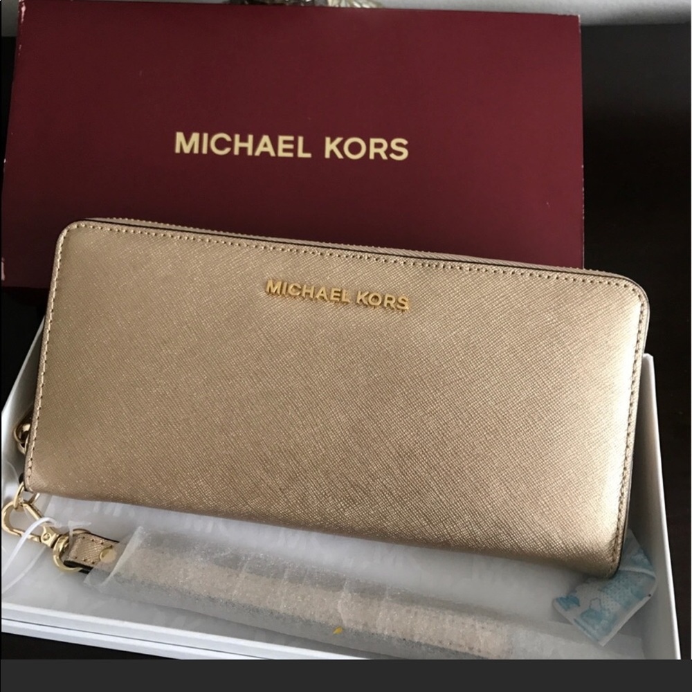 🔥SALE🔥 Michael Kors Jet Set Travel Wallet Gold
